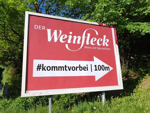 Der-Weinfleck-kommt-vorbei-und-geniesst_1920x400